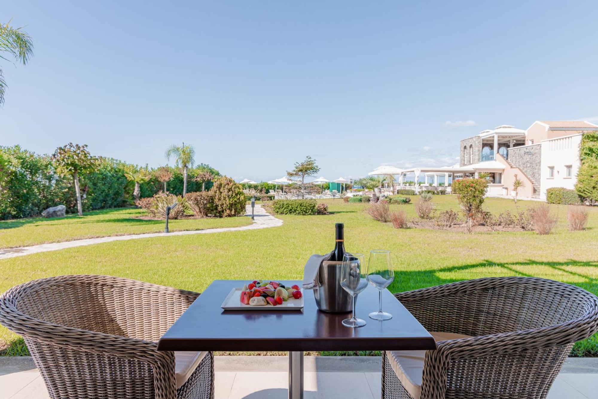 Restia (Adults Only) Hotel Paralía Almirú Kültér fotó